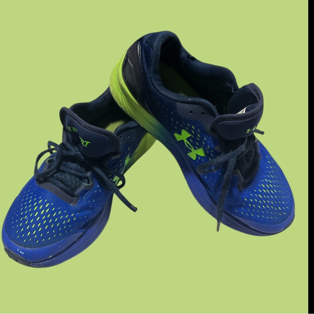 BLUE/GREEN UNDER ARMOUR BANDIT 4- SIZE 7 YOUTH
